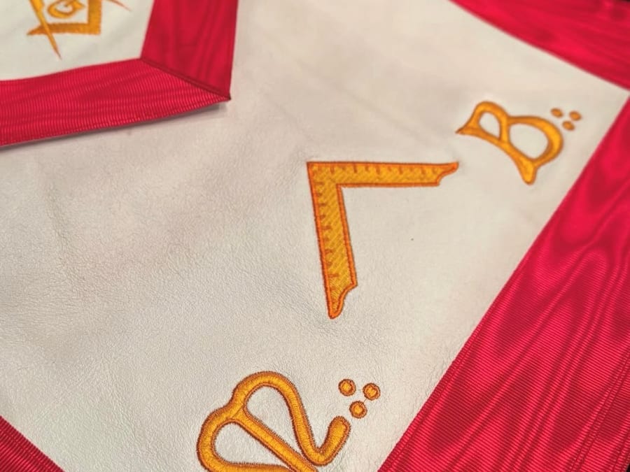 Detalle bordado de un mandil masónico de la Logia.