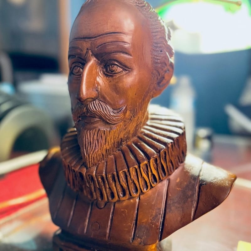 Busto tallado en madera de Miguel de Cervantes Saavedra, de quien la Logia toma su nombre.
