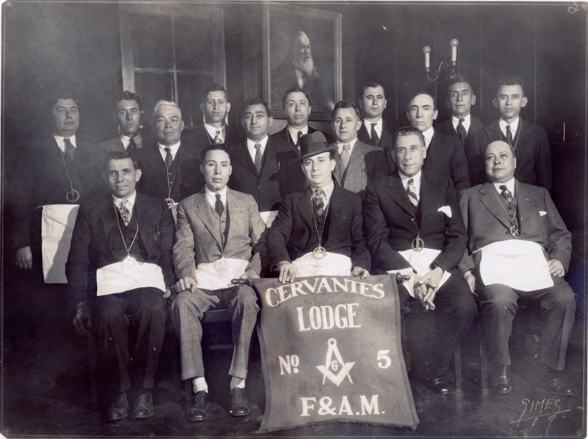 Miembros de la Logia con su estandarte, diciembre de 1930.