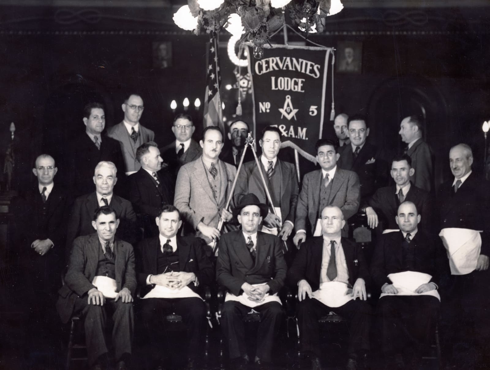 Miembros de la Respetable Logia Cervantes N.º 5, fotografiados el 24 de enero de 1938.