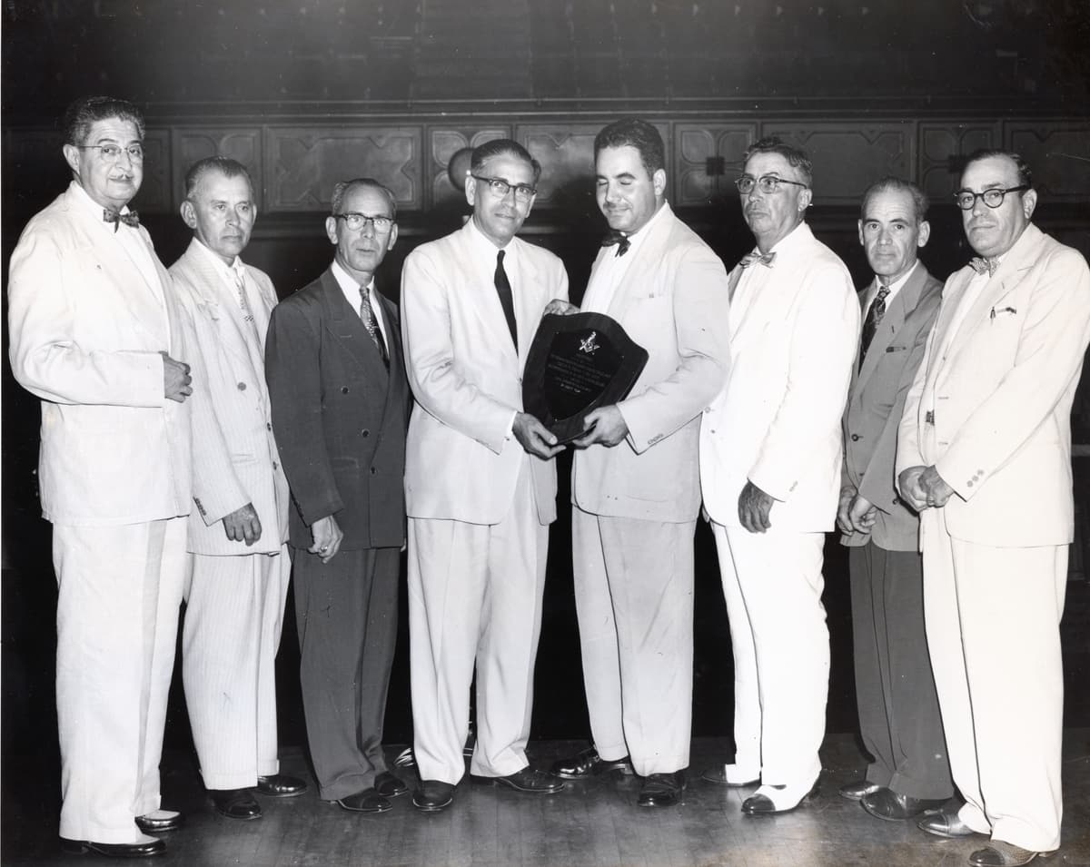 La Logia presenta una placa al Gran Maestro de Cuba, V∴H∴ Carlos M. Piñeiro y del Cueto, en el Templo Masónico, 24 de agosto de 1954.